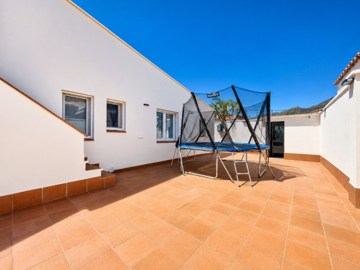 Einstöckiges Haus mit großer Garage und Swimmingpool in Roses