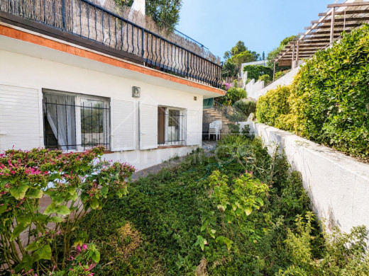 Appartement rénové avec une grande terrasse près de la plage à Llançà