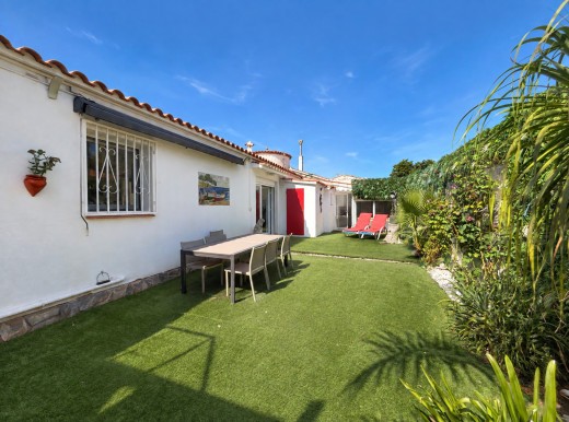 Ebenerdiges Haus mit Pool und Garten in Empuriabrava