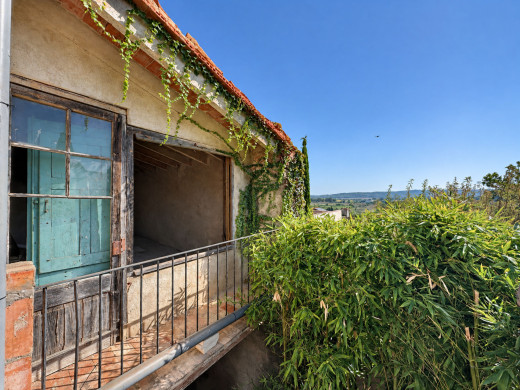 Village house to renovate opposite Bellcaire d’Empordà Castle