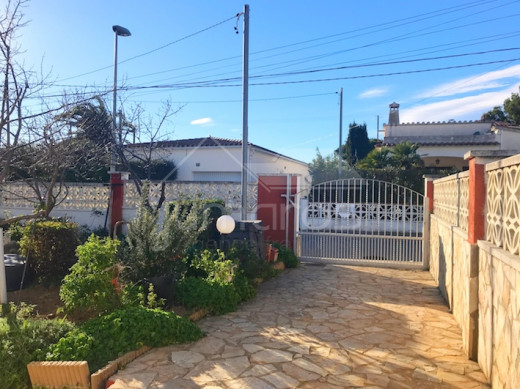 3 chambres, piscine privée, garage fermé et 2 places parking