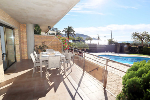 3 habitaciones, primera línea, vista mar, piscina y parking