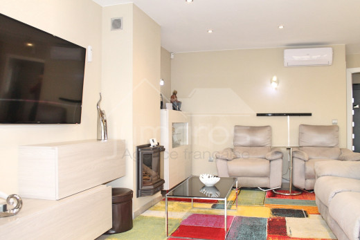 Villa canal con 4 dormitorios, piscina y amarre privado.