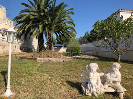 Maison avec piscine et amarre privée