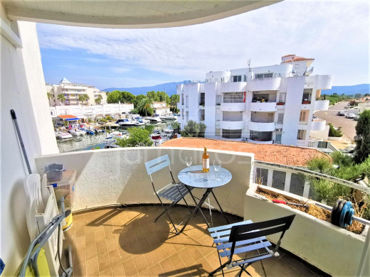 Bel appartement avec amarre privée, débarras et parking