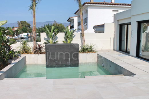 Maison de plain pied avec piscine et amarre