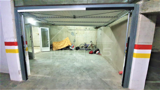 Garage avec débarras