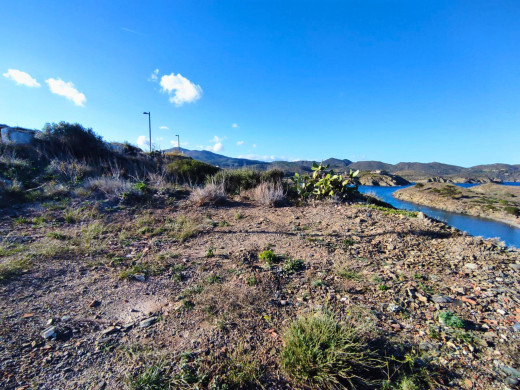 Parcelle de 573 m2 pour construire, avec vue sur le Cap de Creus et la mer.