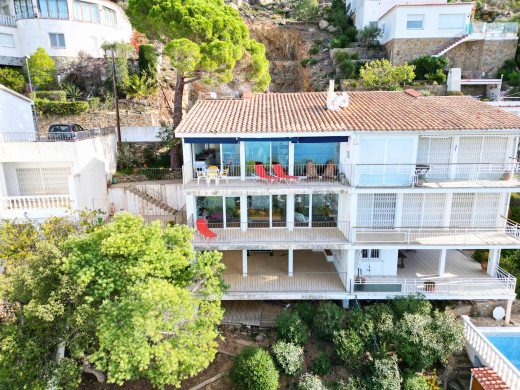 Maison vue mer avec plusieurs terrasses