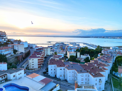 Terreno edificable con vistas, cerca del centro de Roses, 929m2