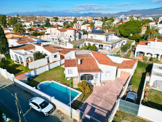 Charmante maison de plain-pied avec piscine à Empuriabrava