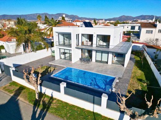 Villa moderne construite en 2020 à Empuriabrava