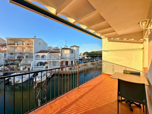 Appartement moderne avec vue sur le canal et grande terrasse