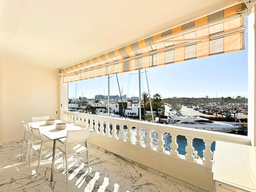 Apartment with mooring and tourist license, renovated in Empuriabrava