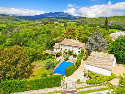 Farmhouse with outbuilding and 5000m2 of land in Catalonia