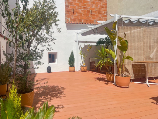 Immeuble avec appartement et restaurant en vente à Roses
