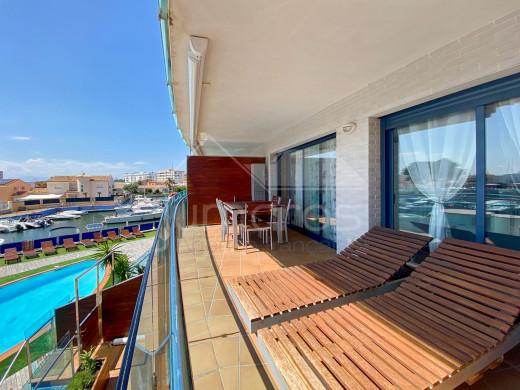 Appartement de standing vue canal avec grande terrasse et parking à Roses