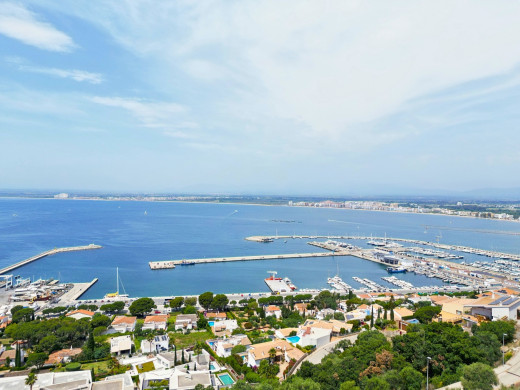 Villa with 180º sea views for sale in Roses, to renovate