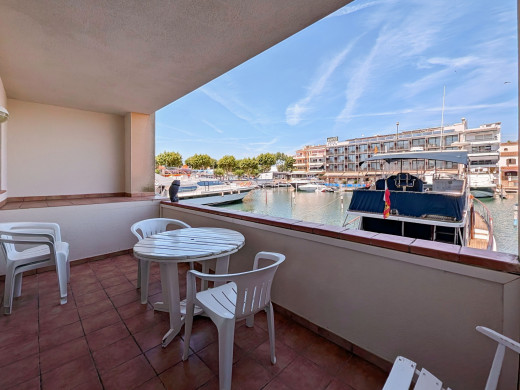 3 apartment building with garage and 20 m mooring in Empuriabrava