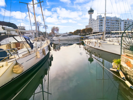 Apartment with mooring and tourist license, renovated in Empuriabrava