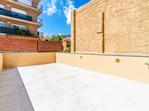 Grande maison neuve avec ascenseur au cœur de Figueres