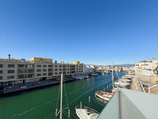 Casa con amarre privado, obra nueva, en Empuriabrava