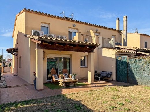 Modern house with garden and garage in Empuriabrava