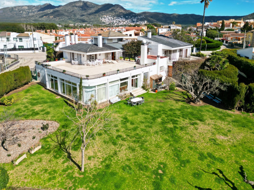 Ensemble immobilier à Roses, proche plage, avec licence touristique