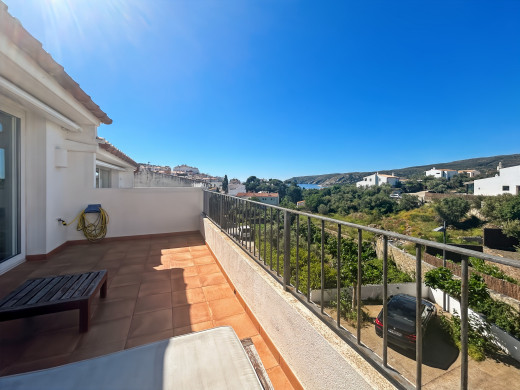 Casa con garaje en venta en Cadaqués, vista al mar y cerca de la playa