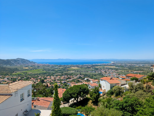 Spectacular views, pool, 5 bedrooms, 3 garages