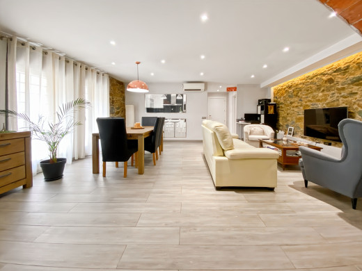 Maison rénovée avec garage et licence touristique dans le centre de Roses