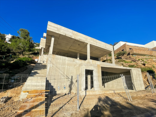 Villa con vistas al mar en Canyelles, Roses: Terreno y estructura completamente terminada
