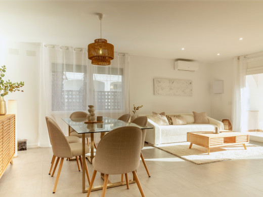 Refurbished ground floor flat with swimming pool and parking in Empuriabrava