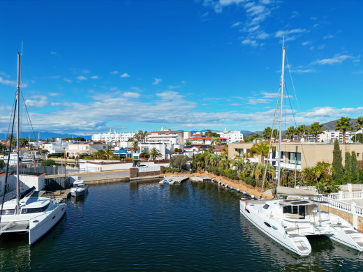 Exceptional villa with a 28 m mooring for sailboats / catamarans
