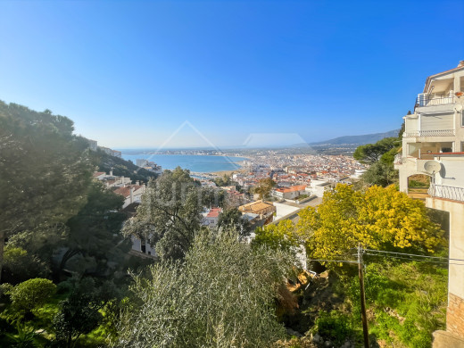 Apartment with sea view, tourist license, and parking in Roses