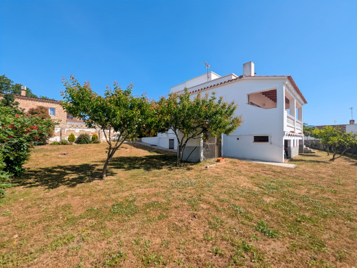 Maison avec 2 garages, grand terrain et sous-sol à La Garriga, Roses