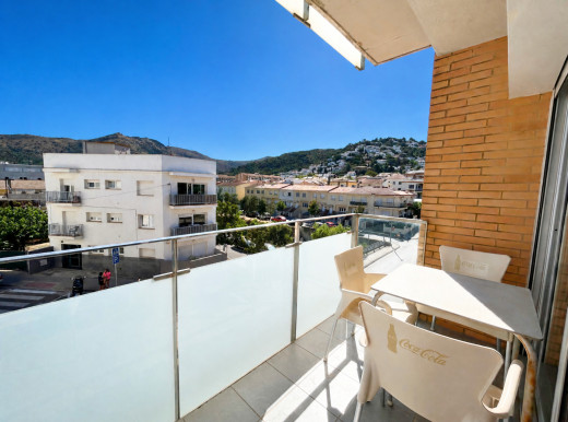Appartement centre de Roses avec parking, débarras et licence touristique