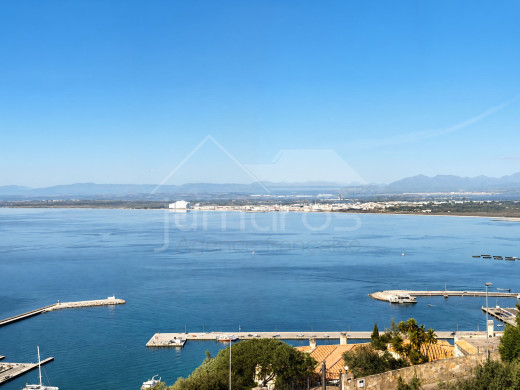 Apartamento reformado, vistas excepcionales a la Bahía de Roses, parking