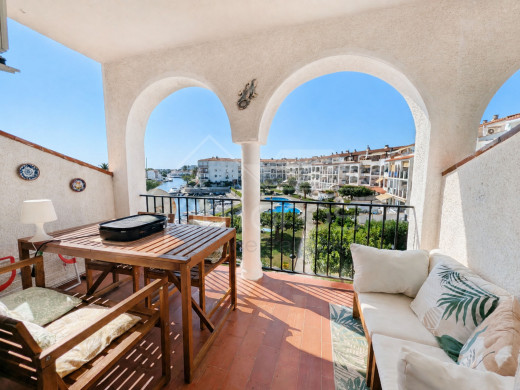 Appartement avec terrasse, piscine et vue canal à Empuriabrava