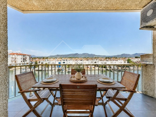 Renovated flat with mooring in Empuriabrava