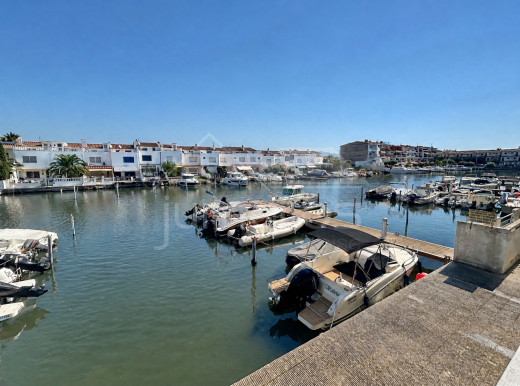 Piso de un dormitorio con vistas al canal en Empuriabrava