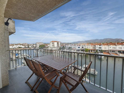 Appartement rénové avec amarre privée à Empuriabrava