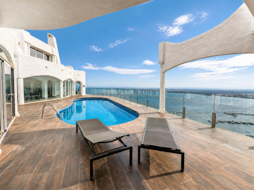 Villa excepcional con vistas panorámicas y total privacidad en Roses