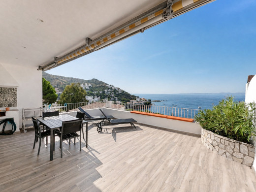 Piso con vistas al mar en la última planta, con terraza y garaje, en Canyelles
