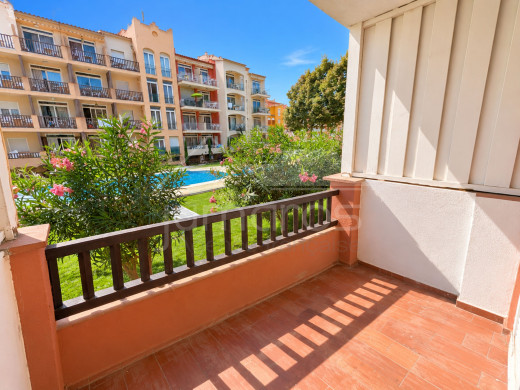 Appartement 2 chambres à rénover, piscine et parking à 100 m de la plage – Empuriabrava