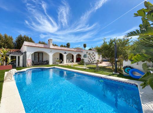 Maison de plain-pied avec piscine et jardin à Empuriabrava