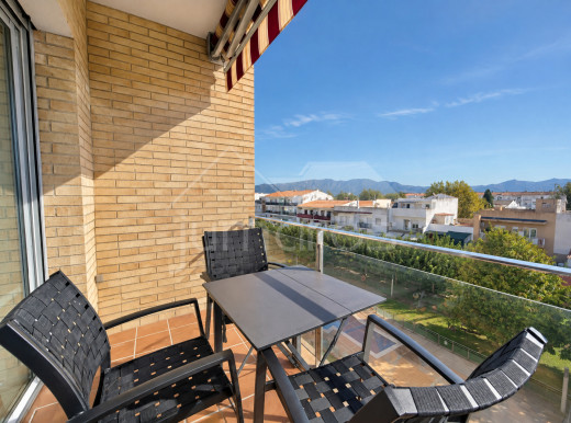 Piso de dos habitaciones, piscina comunitaria y aparcamiento privado