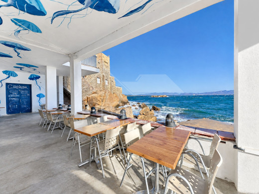 Restaurant en première ligne de mer à L’Escala avec grande terrasse