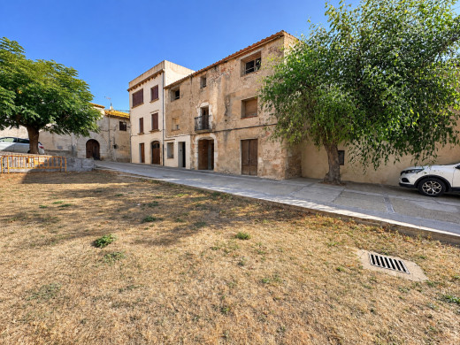 Casa de pueblo para reformar frente al castillo de Bellcaire d’Empordà