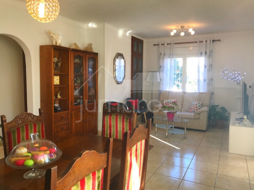 3 chambres, piscine privée, garage fermé et 2 places parking